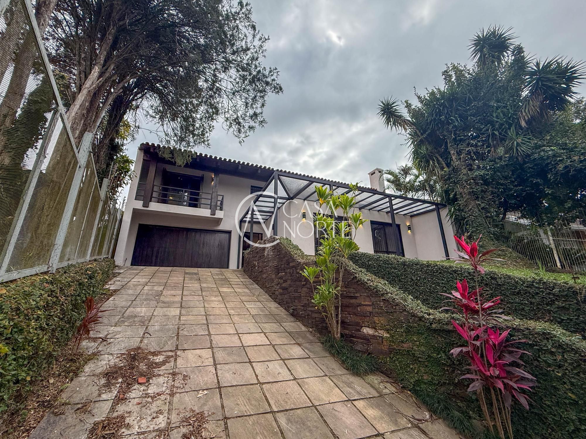 Casa à venda com 4 quartos, 345m², 2 suítes, 2 vagas, Rua Fernando Cunha no bairro Ipanema em Porto Alegre