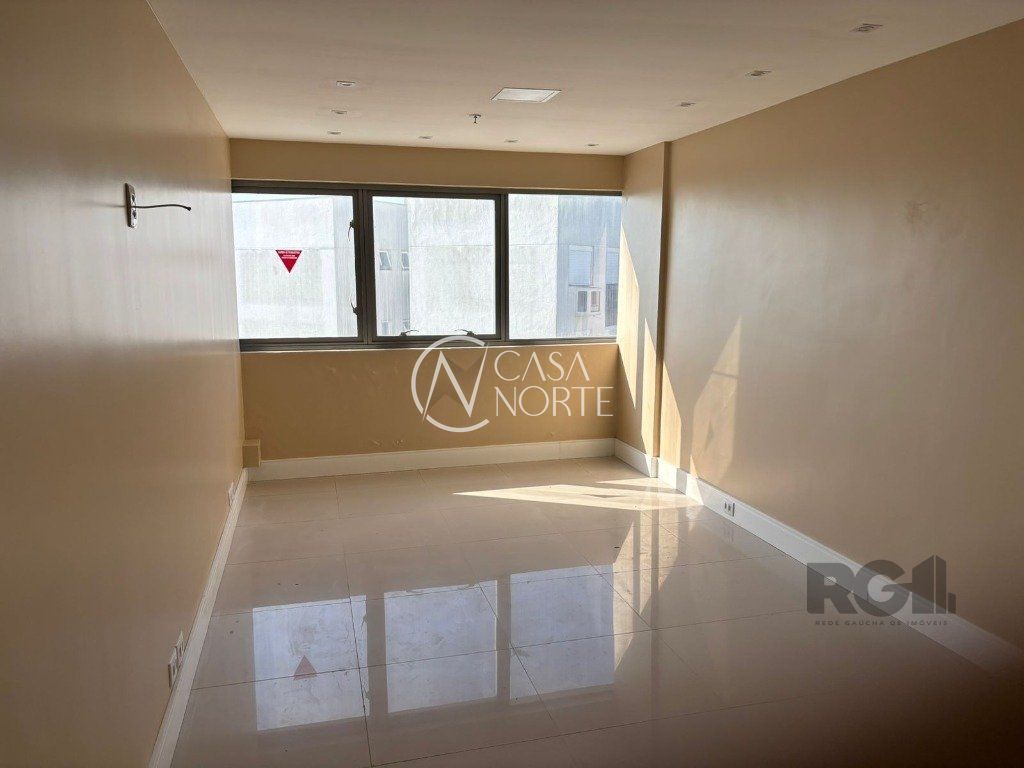 Sala Comercial à venda com 1 quarto, 25m², 1 vaga, Avenida Assis Brasil no bairro São Sebastião em Porto Alegre