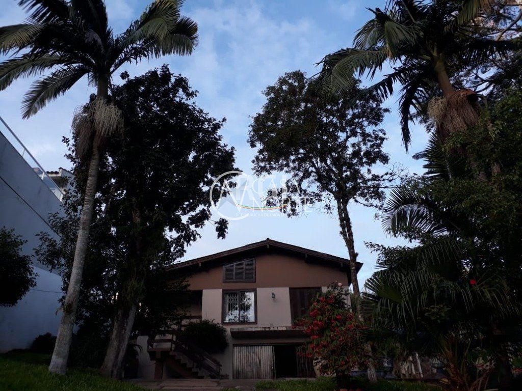 Casa à venda com 3 quartos, 324m², 1 suíte, 3 vagas, Avenida Wenceslau Escobar no bairro Vila Conceição em Porto Alegre