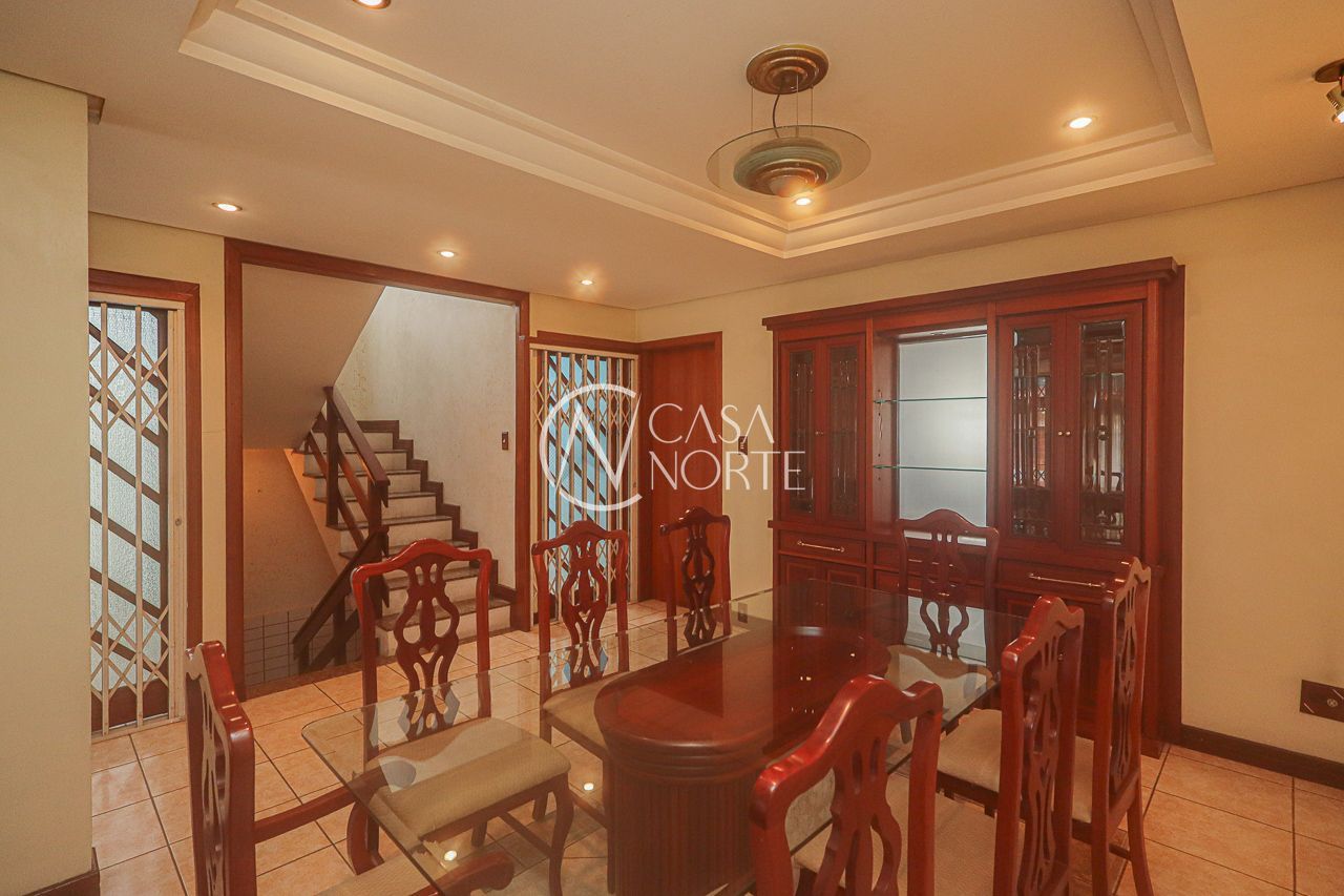 Casa à venda com 3 quartos, 255m², 1 suíte, 4 vagas, Rua Filipinas no bairro Jardim Lindóia em Porto Alegre