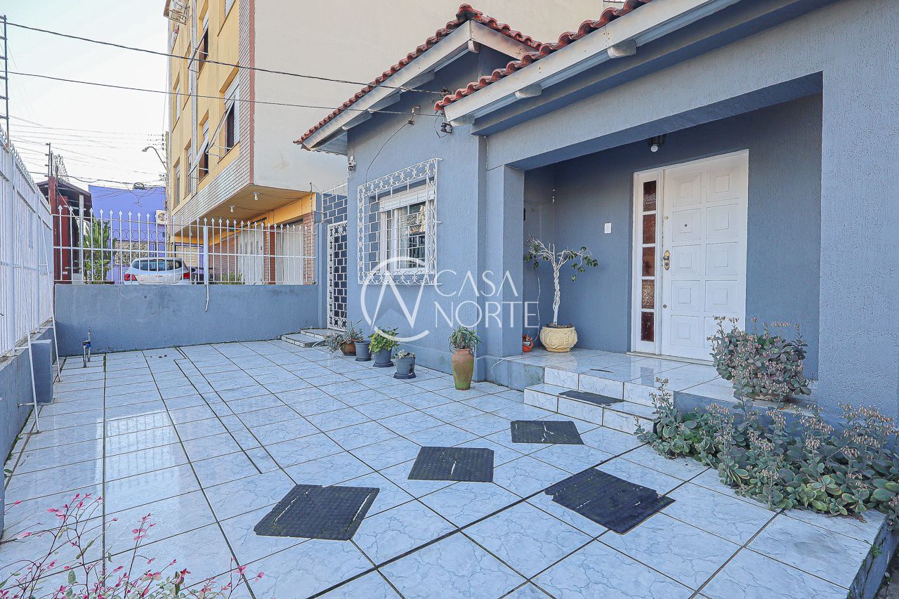 Casa à venda com 4 quartos, 120m², 1 suíte, 3 vagas, Rua Aparício Mariense no bairro Passo da Areia em Porto Alegre