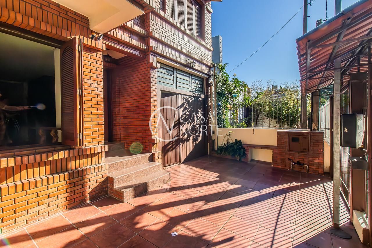 Casa à venda com 3 quartos, 243m², 3 suítes, 2 vagas, Rua General Caldwell no bairro Menino Deus em Porto Alegre