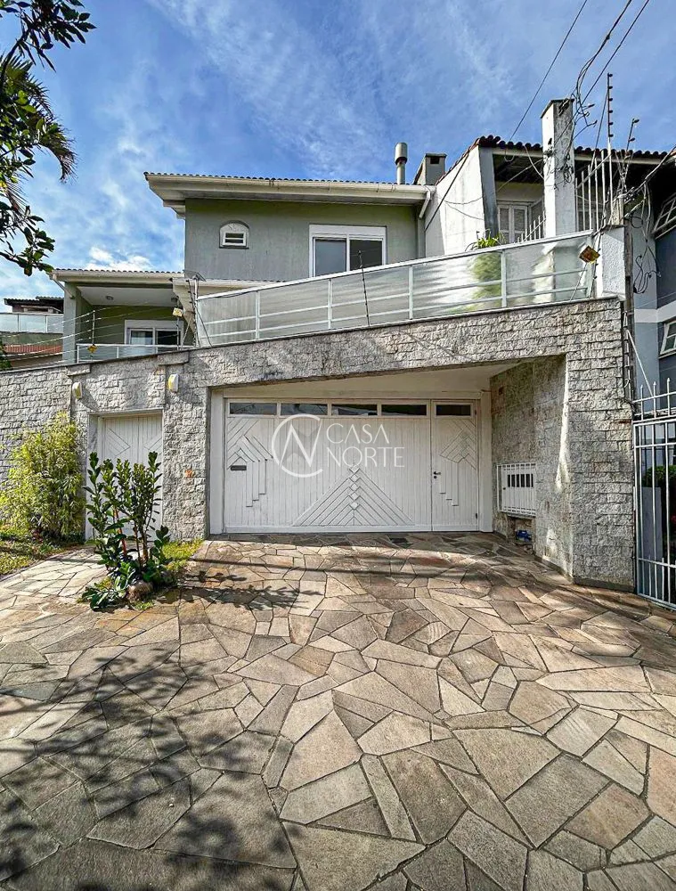 Casa à venda com 3 quartos, 267m², 1 suíte, 3 vagas, Rua Professor Ulisses Cabral no bairro Chácara das Pedras em Porto Alegre