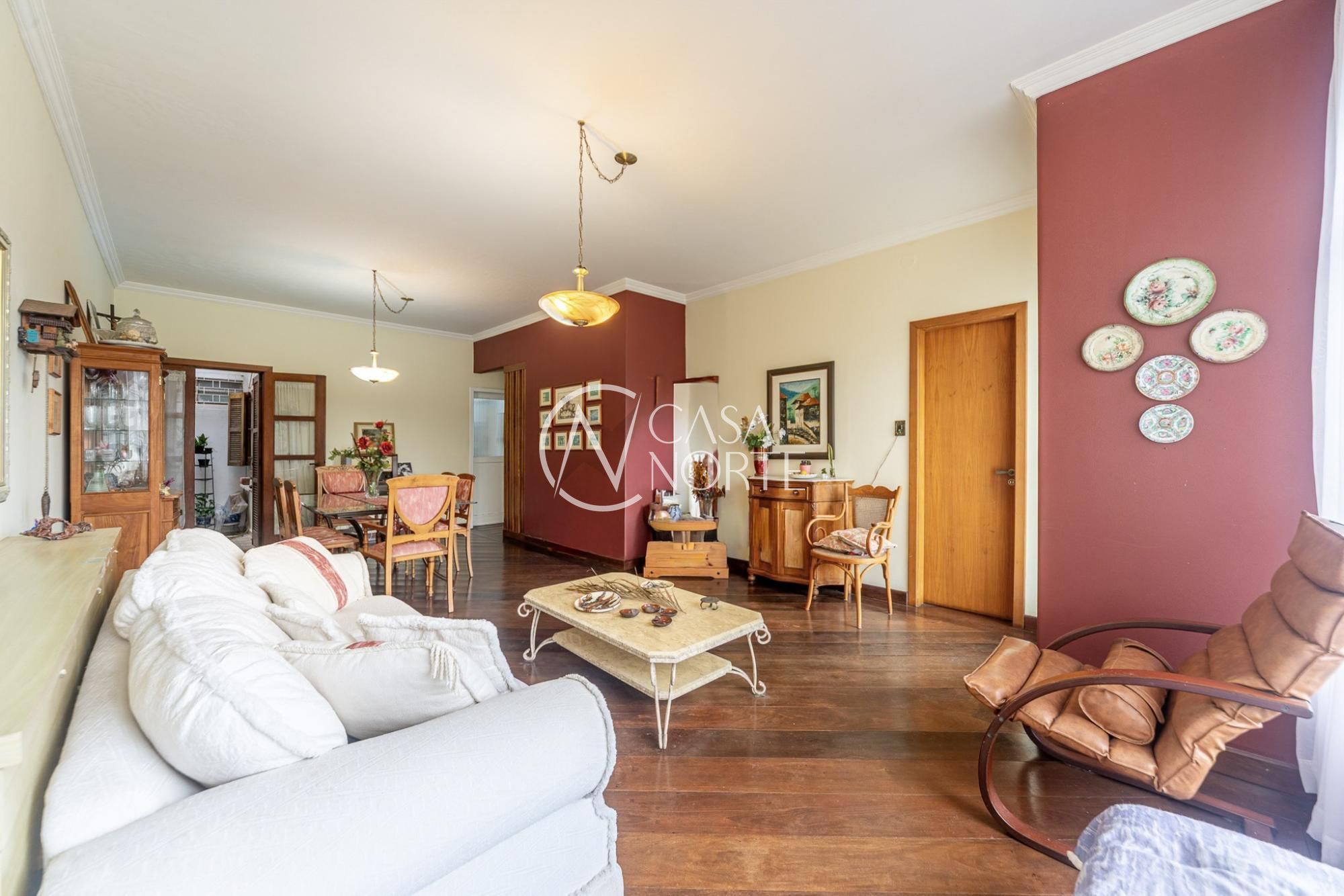 Casa à venda com 3 quartos, 248m², 1 suíte, 2 vagas, Rua Gustavo Schmidt no bairro Três Figueiras em Porto Alegre