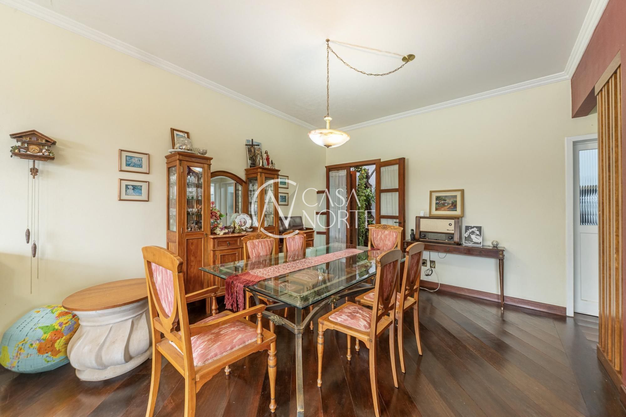 Casa à venda com 3 quartos, 248m², 1 suíte, 2 vagas, Rua Gustavo Schmidt no bairro Três Figueiras em Porto Alegre