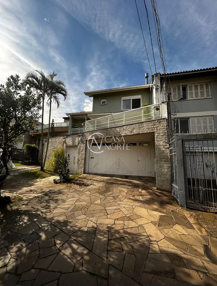 Casa à venda com 3 quartos, 267m², 1 suíte, 3 vagas, Rua Professor Ulisses Cabral no bairro Chácara das Pedras em Porto Alegre