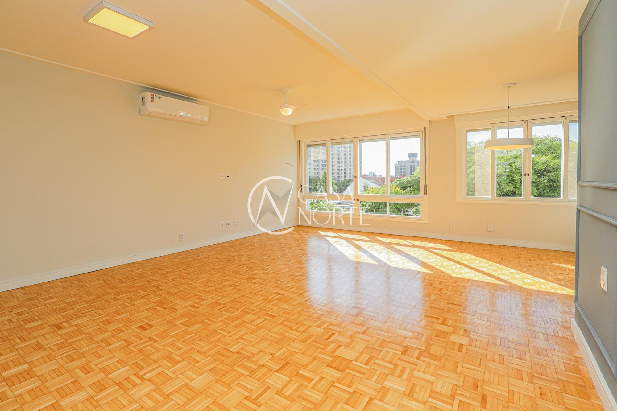 Apartamento à venda com 2 quartos, 143m², 1 suíte, 2 vagas, Rua João Caetano no bairro Três Figueiras em Porto Alegre