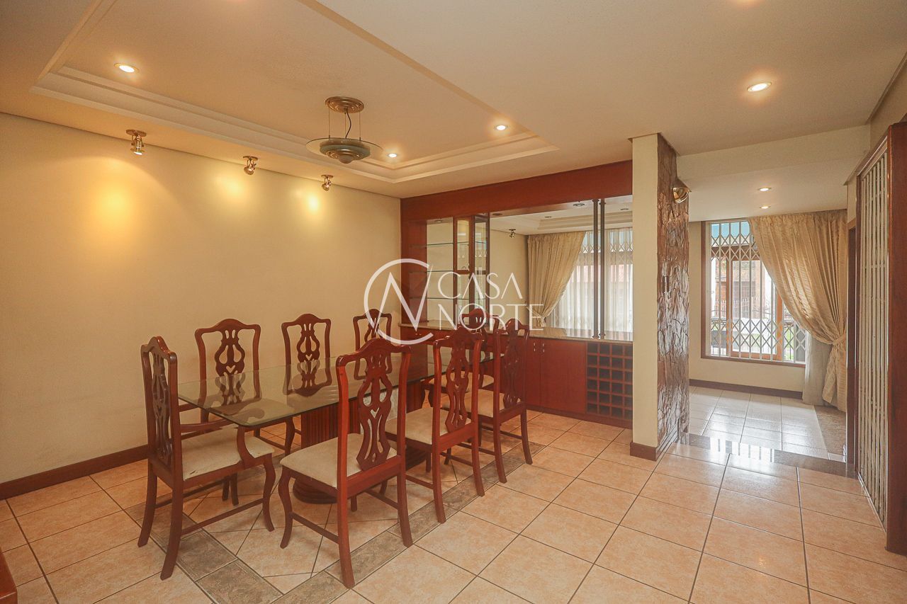 Casa à venda com 3 quartos, 255m², 1 suíte, 4 vagas, Rua Filipinas no bairro Jardim Lindóia em Porto Alegre