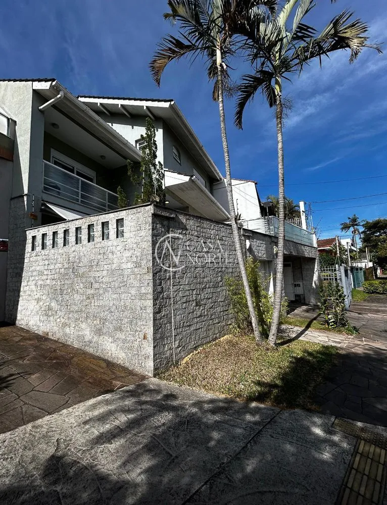 Casa à venda com 3 quartos, 267m², 1 suíte, 3 vagas, Rua Professor Ulisses Cabral no bairro Chácara das Pedras em Porto Alegre
