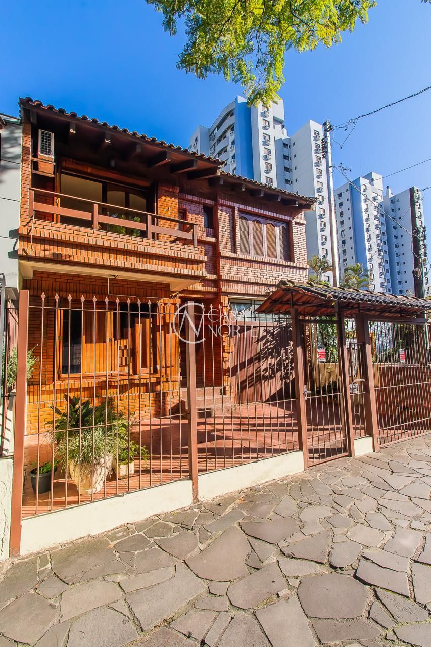 Casa à venda com 3 quartos, 243m², 3 suítes, 2 vagas, Rua General Caldwell no bairro Menino Deus em Porto Alegre