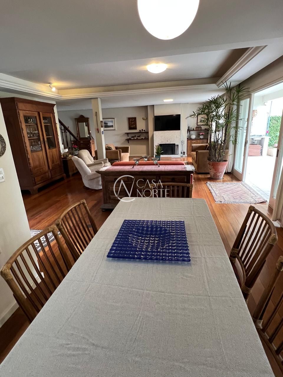 Casa à venda com 4 quartos, 362m², 3 suítes, 4 vagas, Rua Araruama no bairro Chácara das Pedras em Porto Alegre