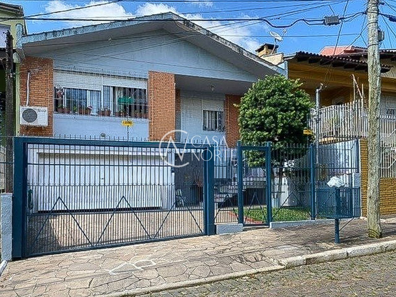 Casa à venda com 3 quartos, 201m², 1 suíte, 2 vagas, Rua Alceu Soares de Lima no bairro Parque Santa Fé em Porto Alegre