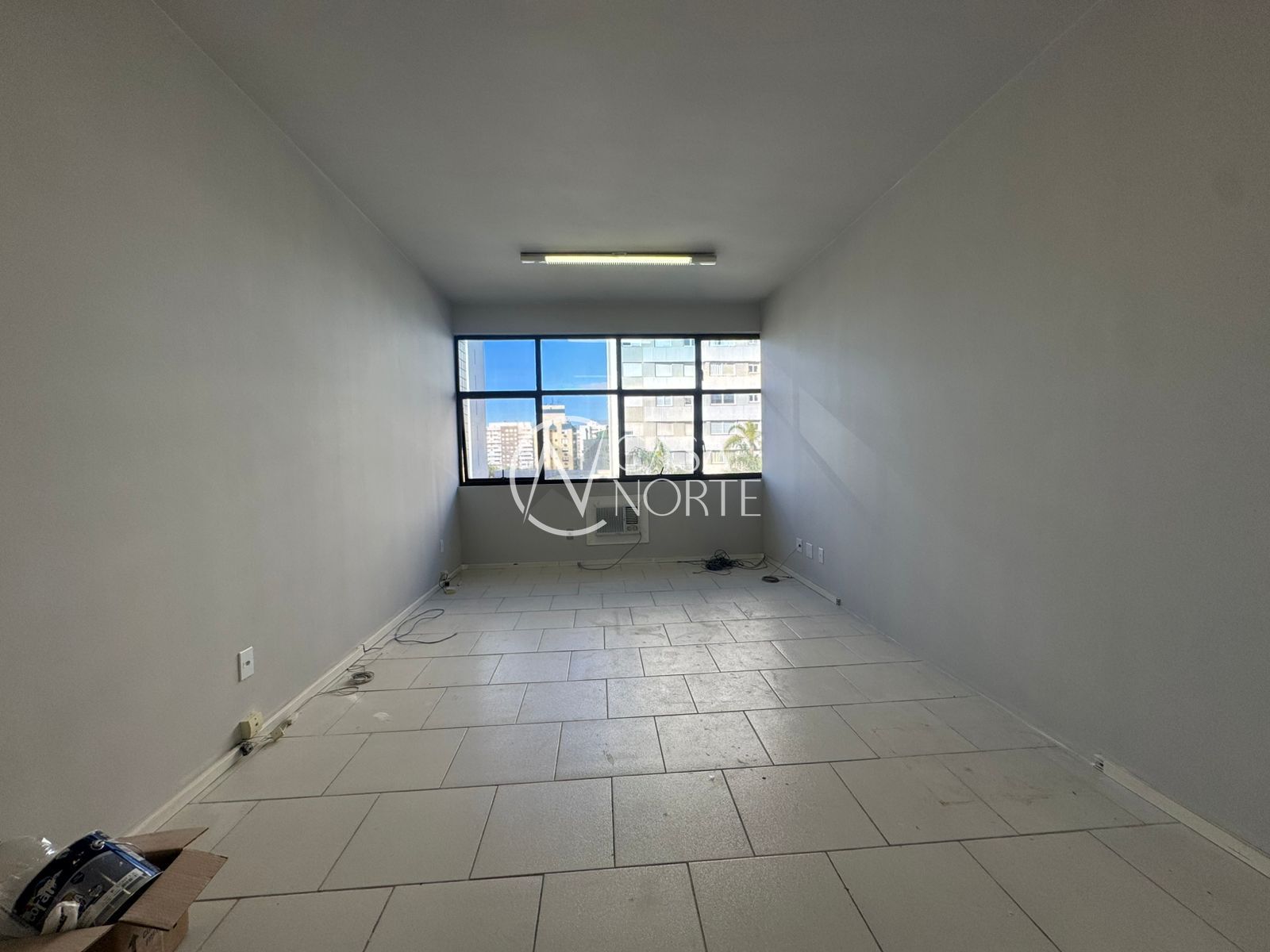 Sala Comercial à venda , 28m², Rua Paulo Setúbal no bairro Passo da Areia em Porto Alegre