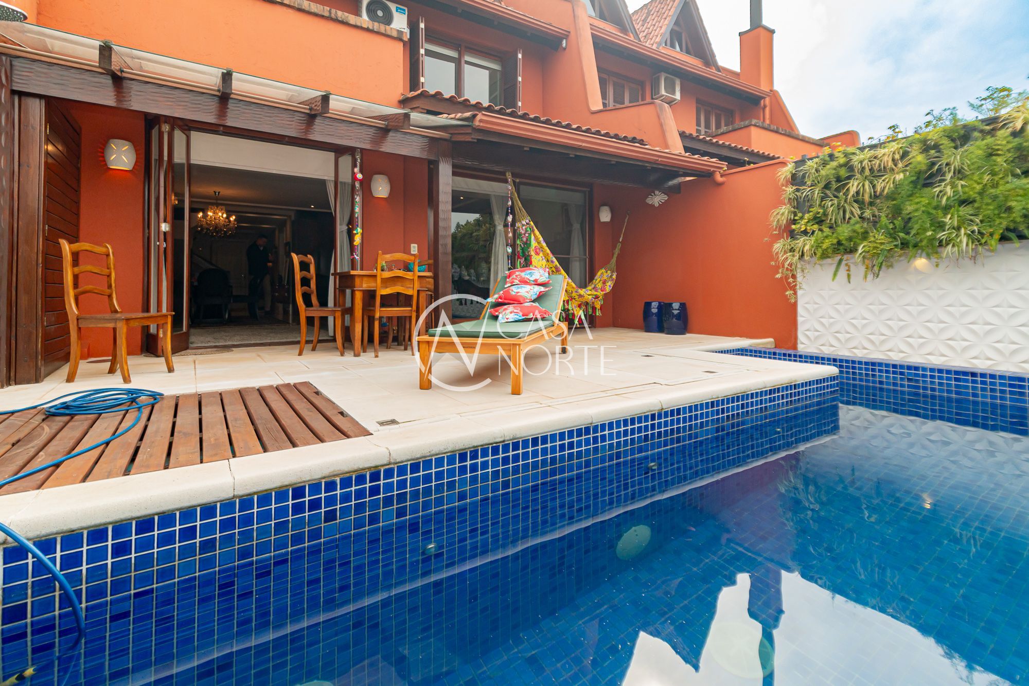 Casa de Condomínio à venda com 3 quartos, 329m², 3 suítes, 2 vagas, Rua Ênio Andrade no bairro Três Figueiras em Porto Alegre