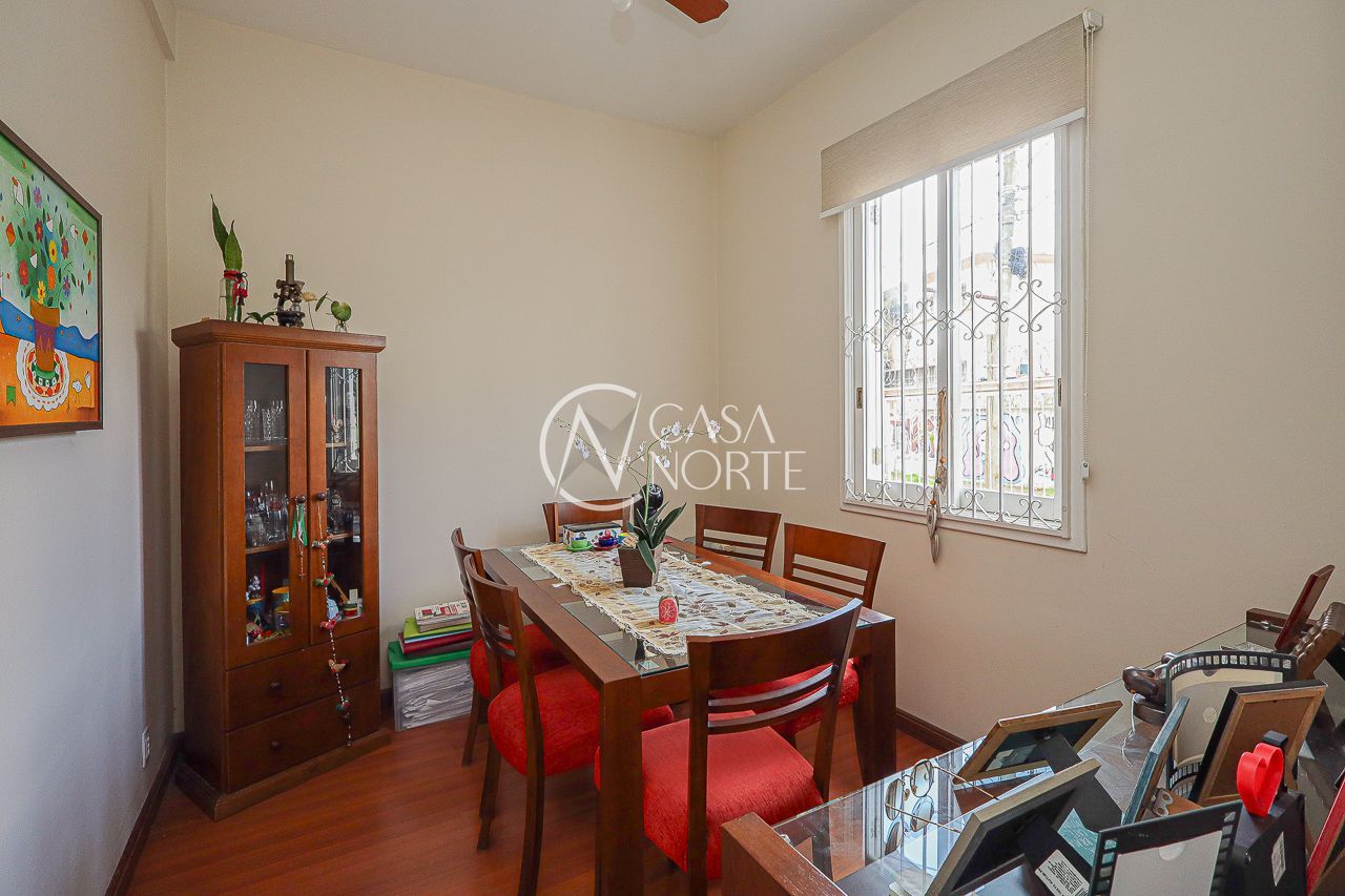 Casa à venda com 3 quartos, 68m², 1 suíte, 2 vagas, Rua Candiota no bairro Passo da Areia em Porto Alegre