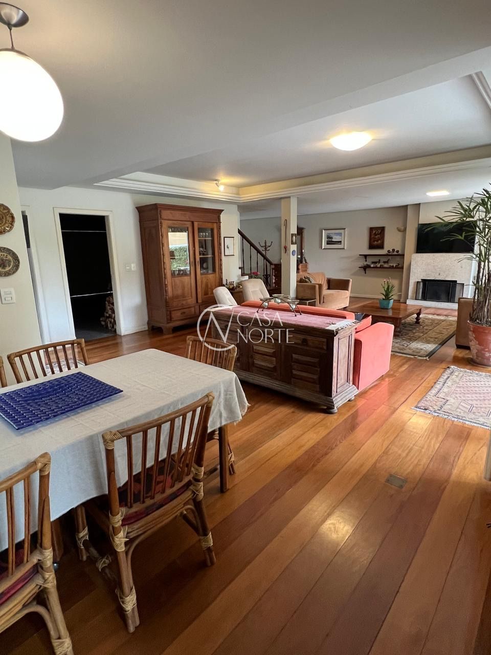 Casa à venda com 4 quartos, 362m², 3 suítes, 4 vagas, Rua Araruama no bairro Chácara das Pedras em Porto Alegre