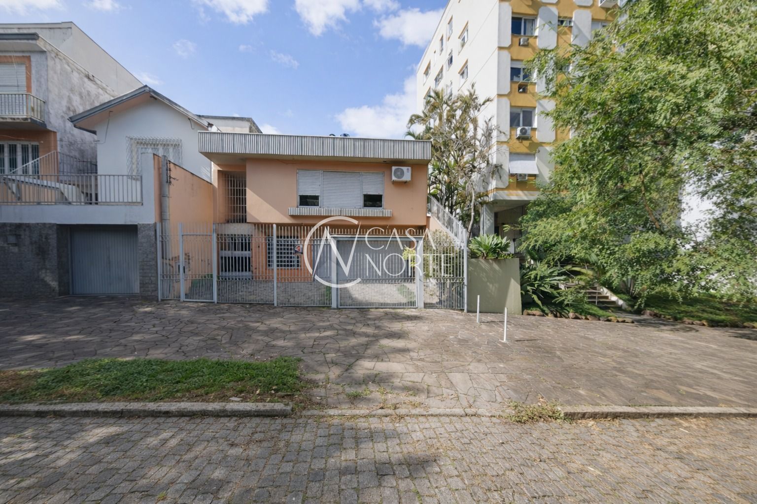 Casa à venda com 3 quartos, 326m², 1 suíte, 3 vagas, Avenida Iguassu no bairro Petrópolis em Porto Alegre