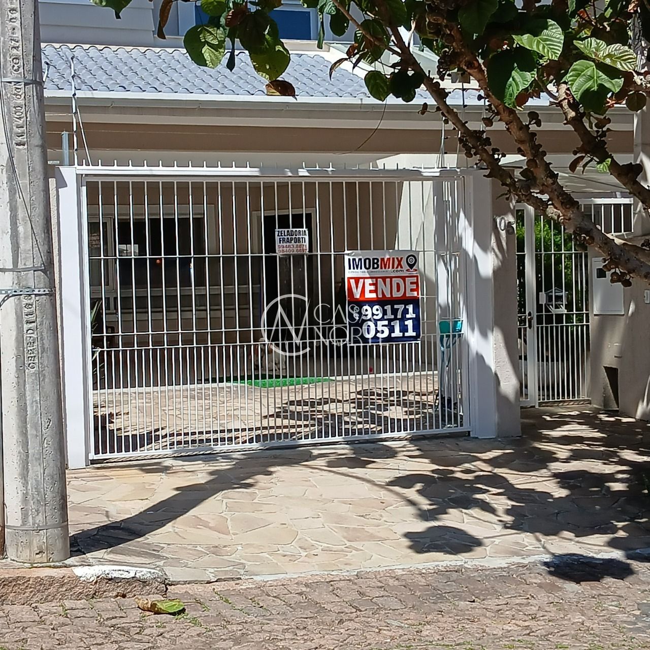 Sobrado à venda com 3 quartos, 261m², 3 suítes, 3 vagas, Rua Tunísia no bairro Vila Ipiranga em Porto Alegre