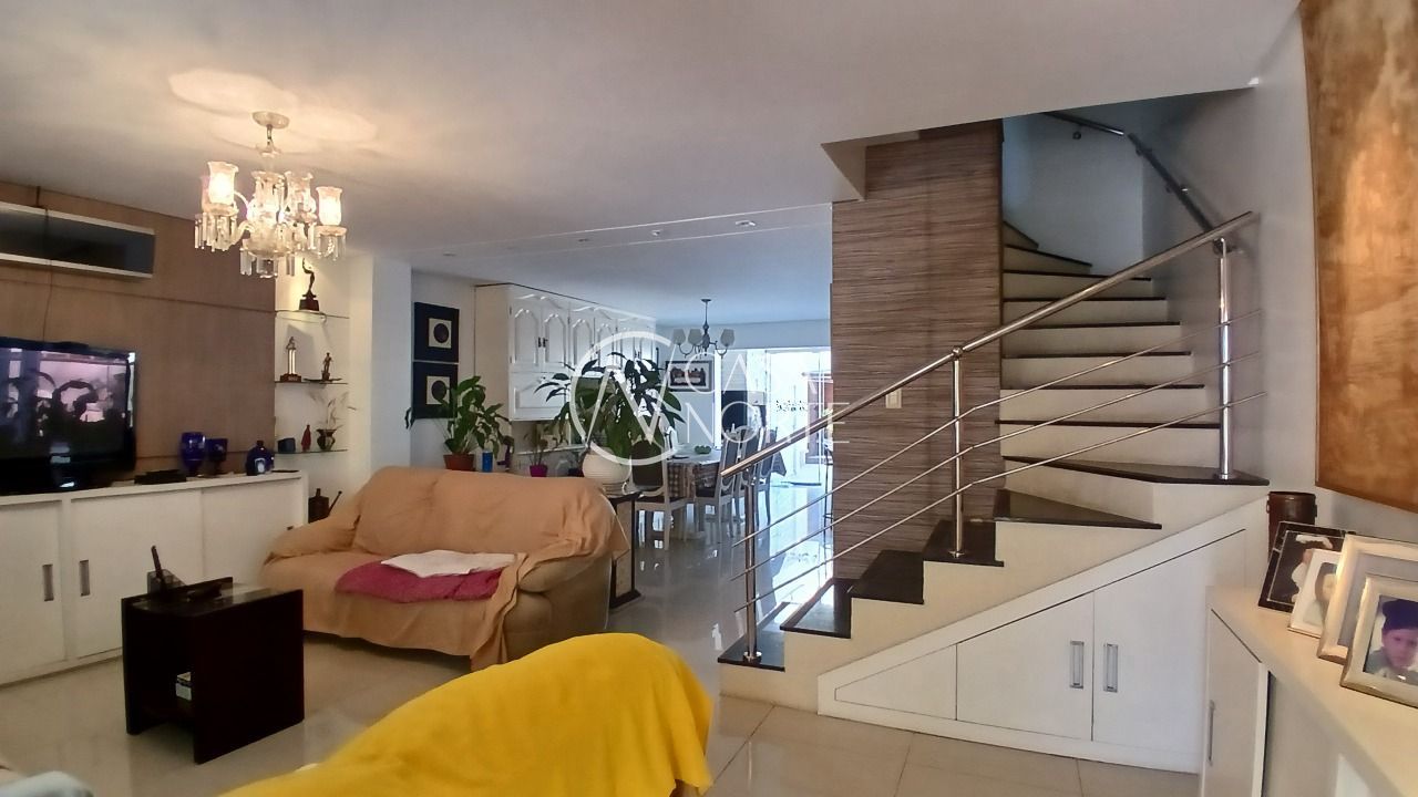 Sobrado à venda com 3 quartos, 261m², 3 suítes, 3 vagas, Rua Tunísia no bairro Vila Ipiranga em Porto Alegre
