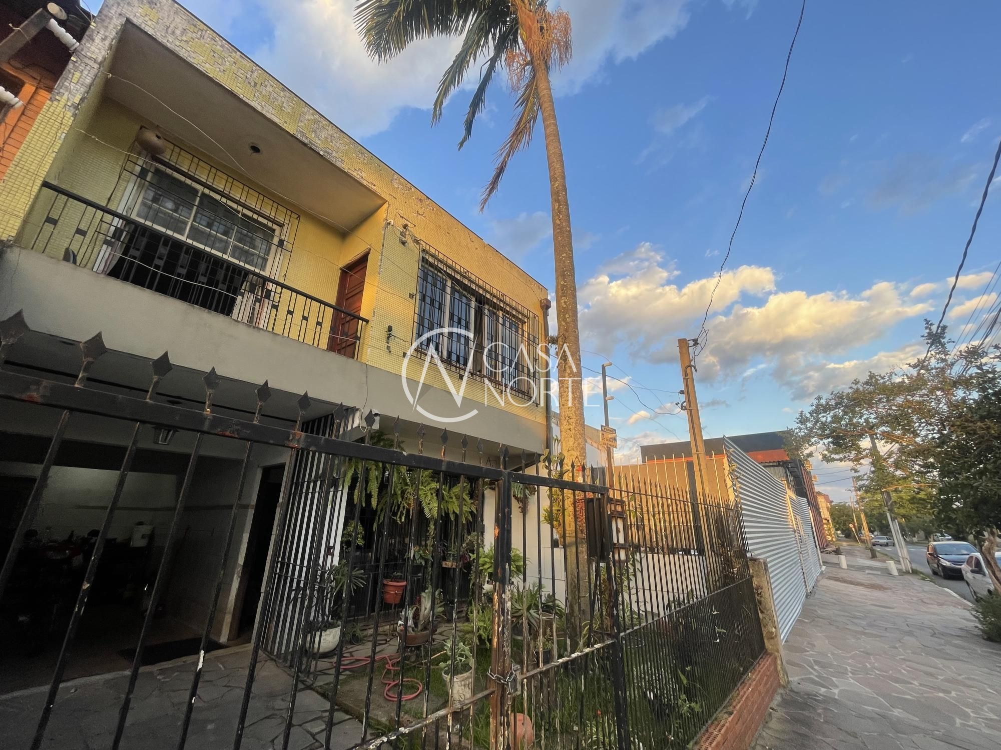 Casa à venda com 3 quartos, 154m², 1 suíte, 2 vagas, Rua Serro Azul no bairro Santa Maria Goretti em Porto Alegre