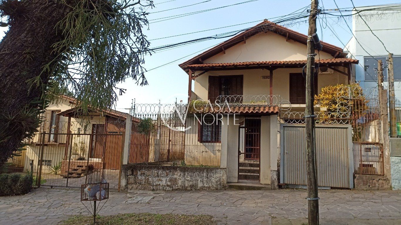 Casa à venda com 3 quartos, 268m², 1 suíte, 3 vagas, Avenida Doutor Petrônio Portella no bairro Parque Santa Fé em Porto Alegre