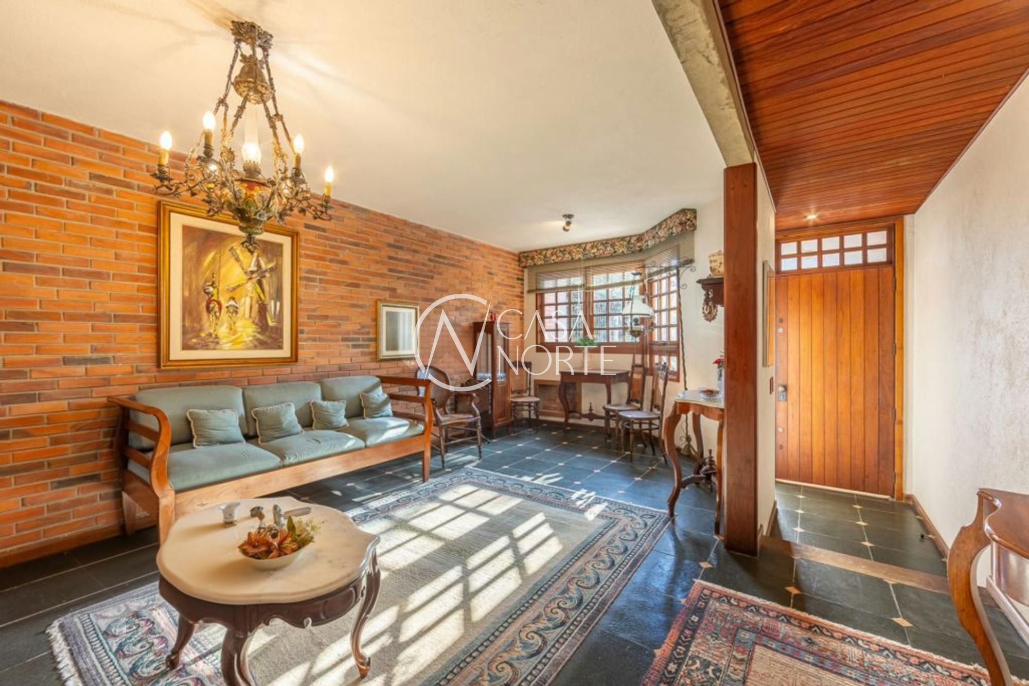 Casa à venda com 4 quartos, 300m², 1 suíte, 4 vagas, Rua Doutor Jorge Fayet no bairro Chácara das Pedras em Porto Alegre