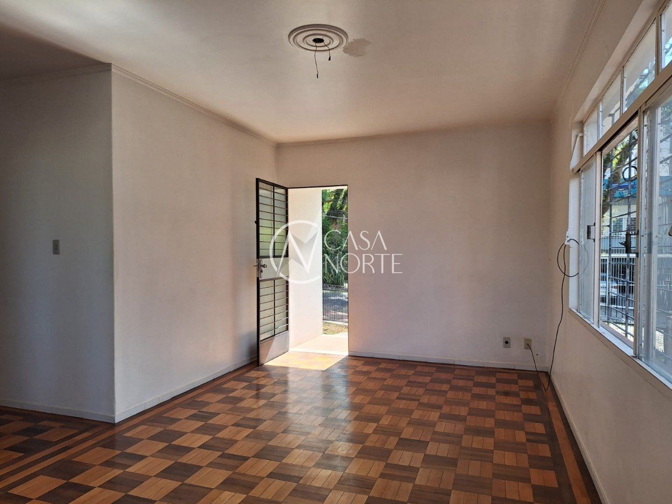 Casa à venda com 2 quartos, 115m², 1 vaga, Rua Nigéria no bairro Vila Ipiranga em Porto Alegre