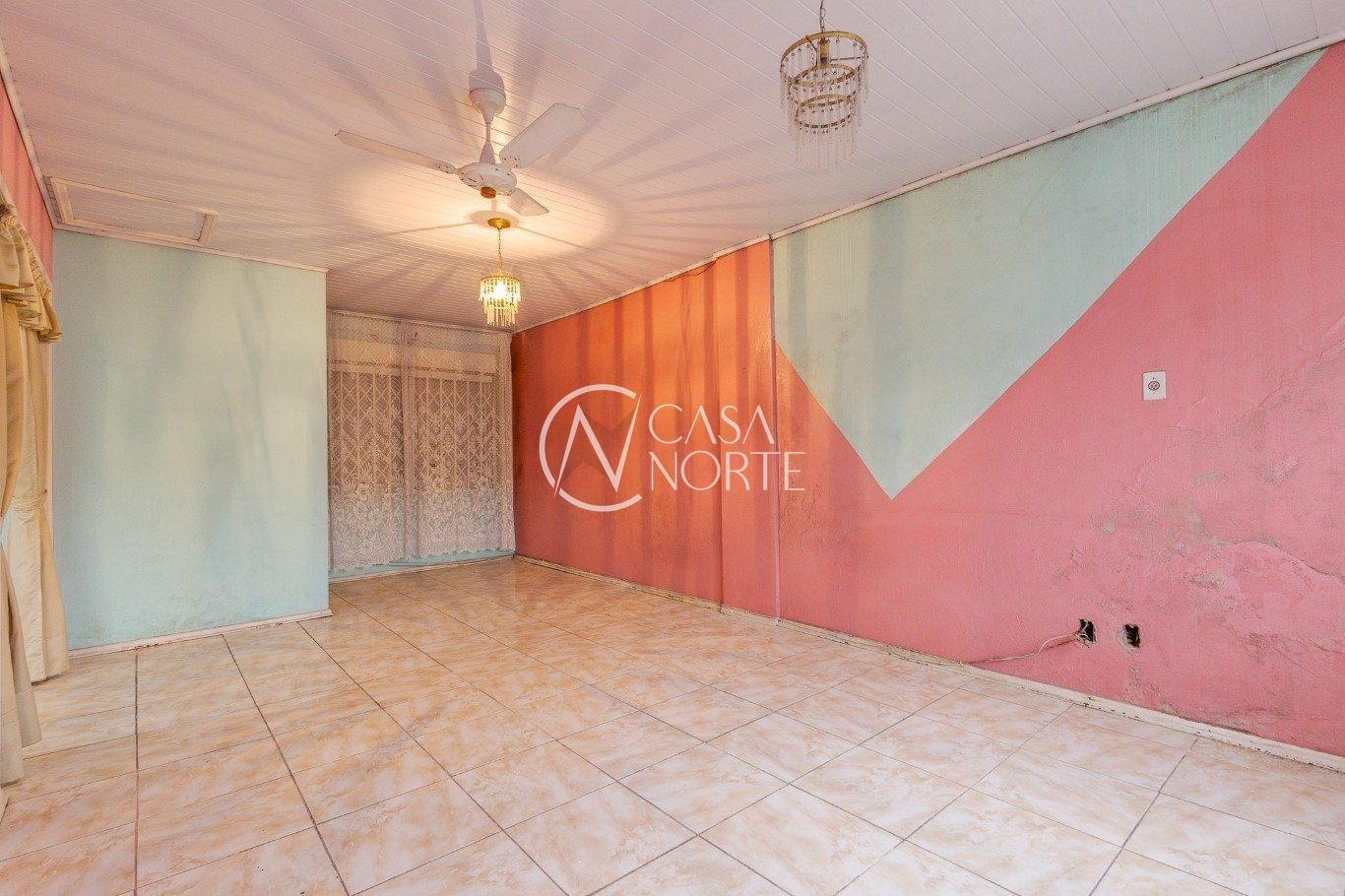 Casa à venda com 3 quartos, 150m², 3 vagas, Avenida Bento Gonçalves no bairro Partenon em Porto Alegre