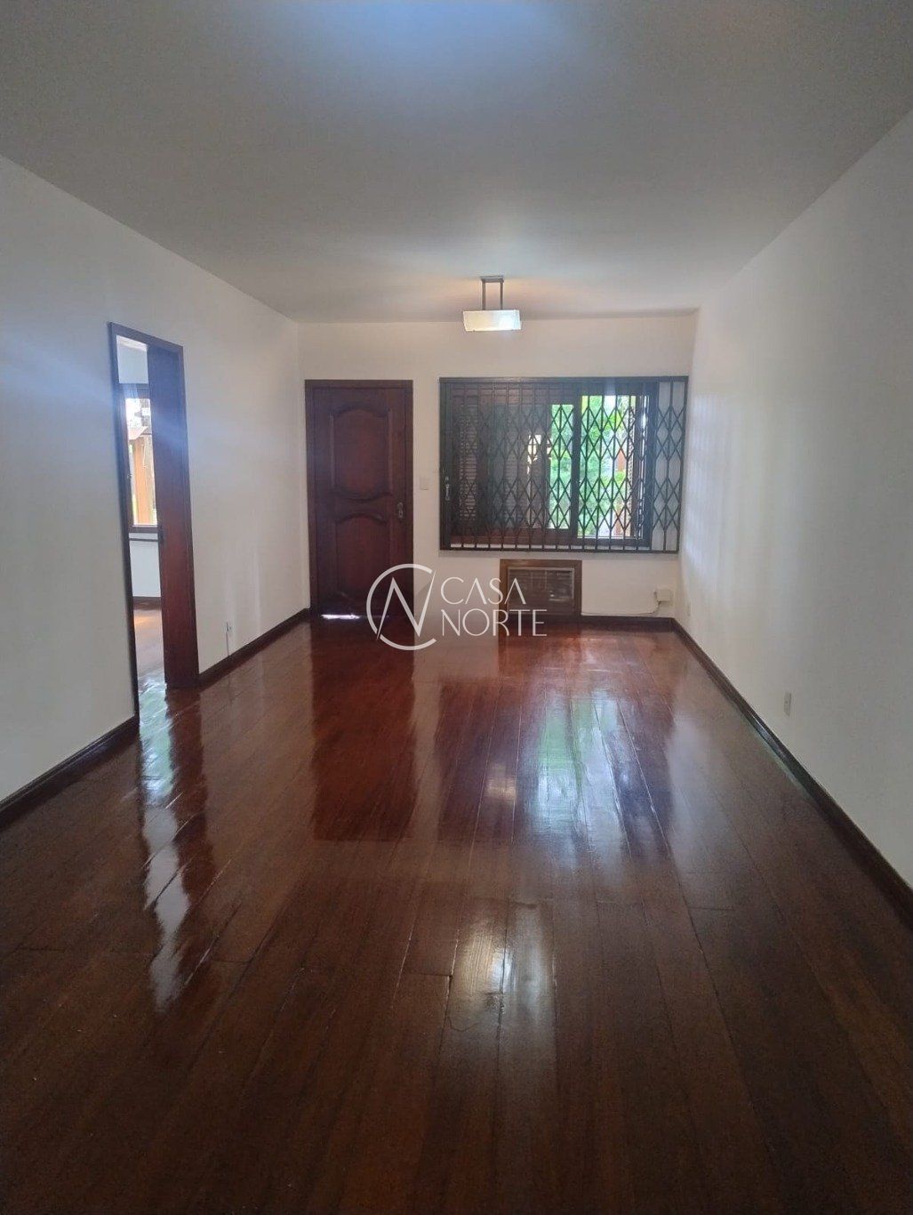 Casa à venda com 3 quartos, 193m², 1 suíte, 4 vagas, Avenida Carneiro da Fontoura no bairro Jardim São Pedro em Porto Alegre