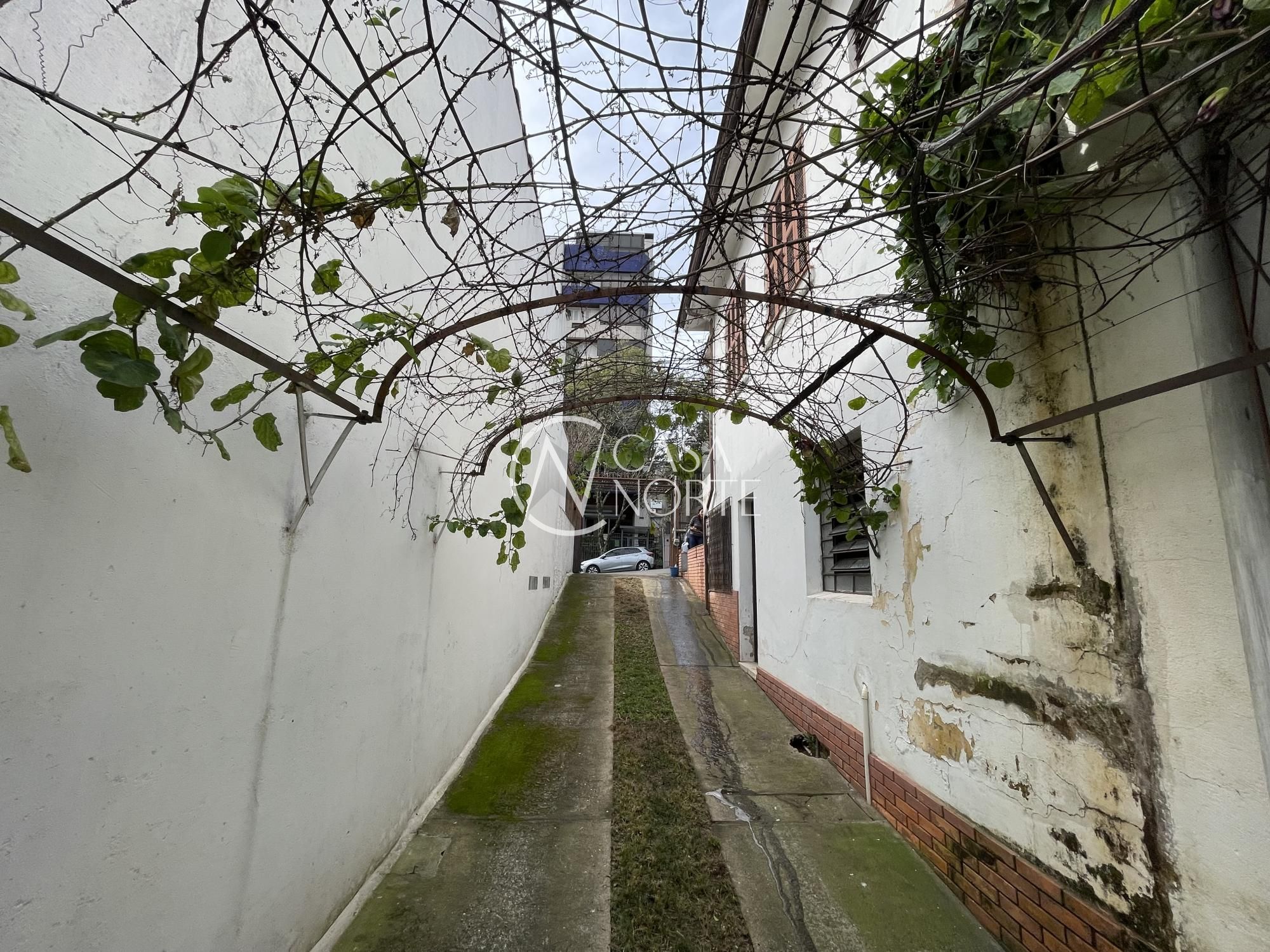 Terreno à venda com 3 quartos com 660m², 1 suíte, 3 vagas, Rua Luzitana no bairro Higienópolis em Porto Alegre