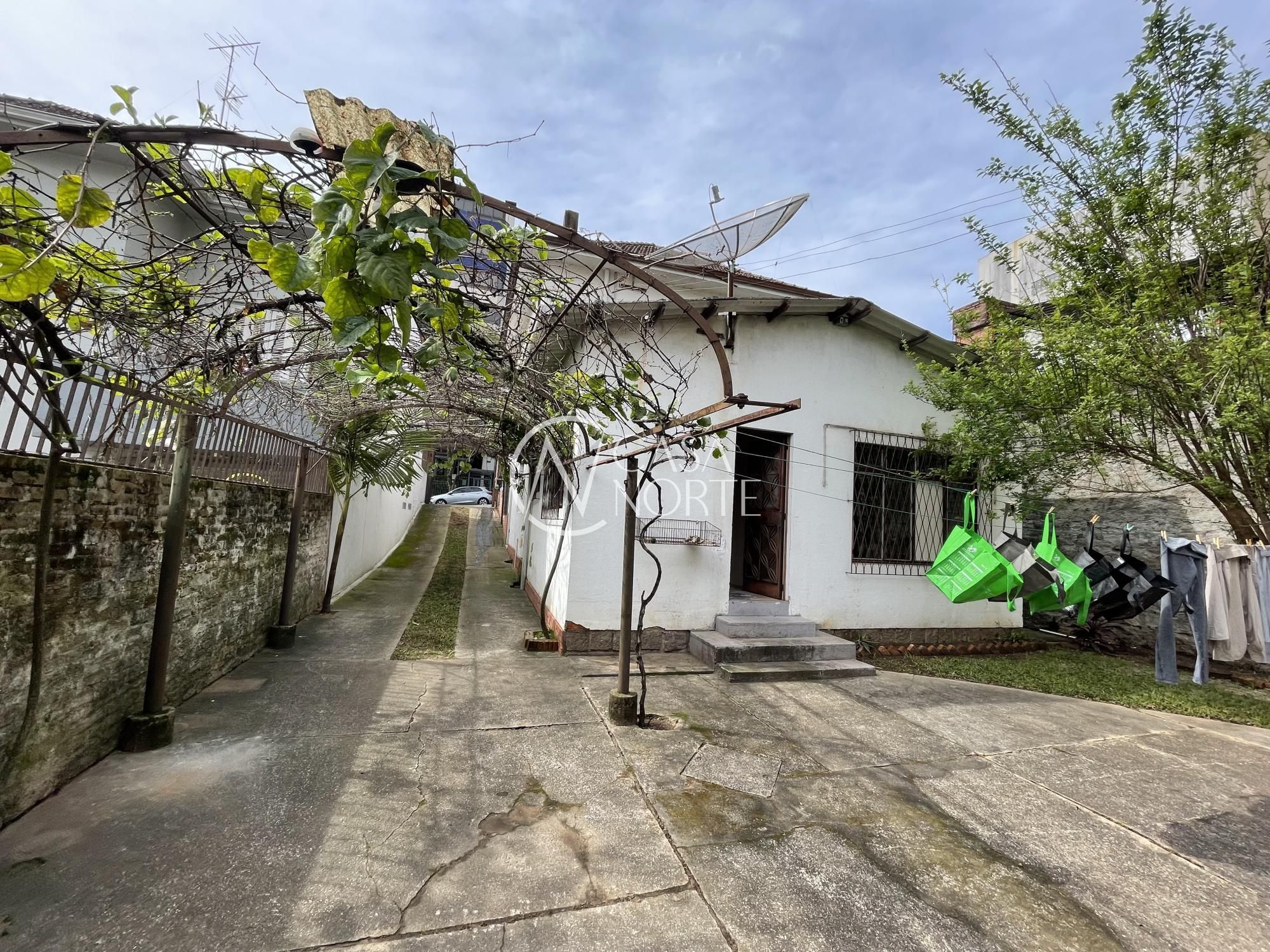 Terreno à venda com 3 quartos com 300m², 1 suíte, 3 vagas, Rua Portugal no bairro São João em Porto Alegre