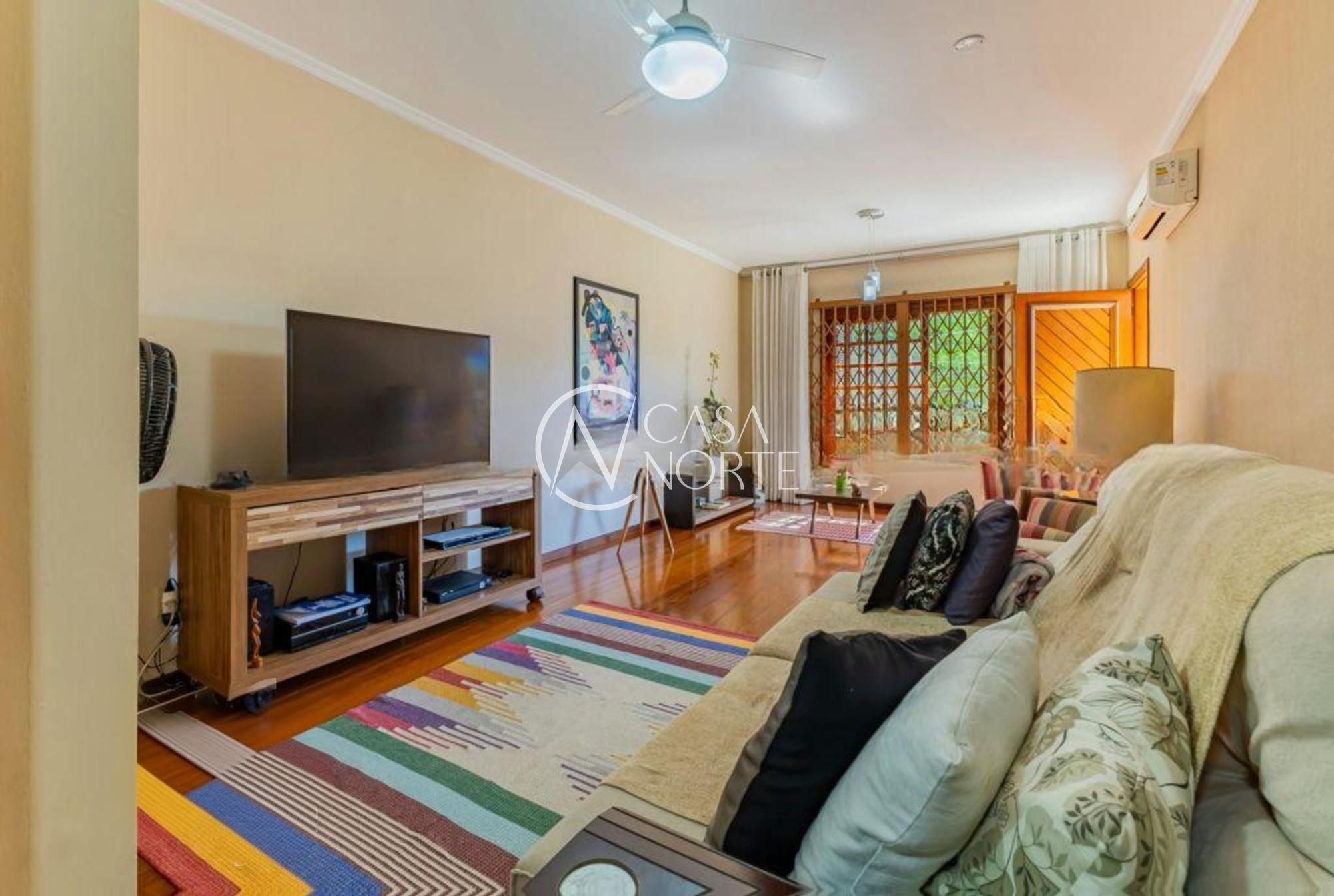 Casa à venda com 3 quartos, 1640m², 2 suítes, 3 vagas, Rua Marista no bairro Vila João Pessoa em Porto Alegre