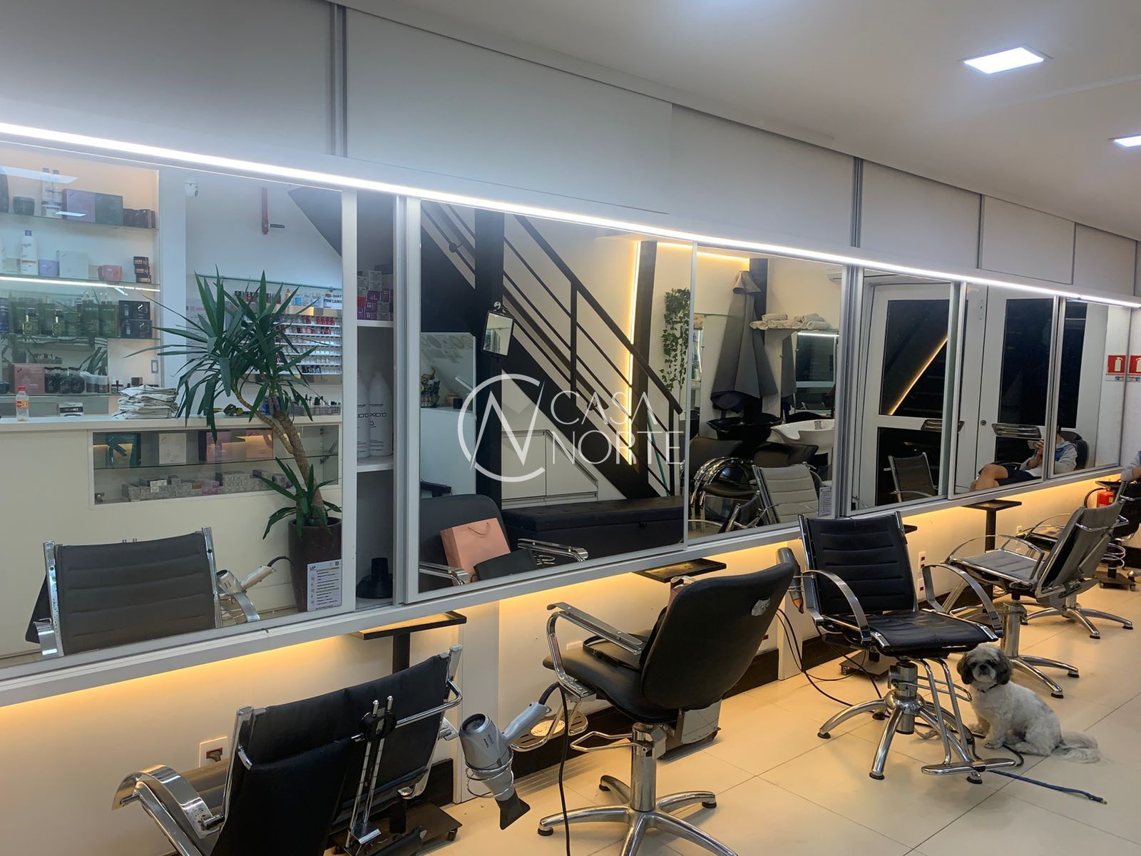 Loja à venda com 1 quarto, 110m², 2 vagas, Avenida Assis Brasil no bairro Passo da Areia em Porto Alegre