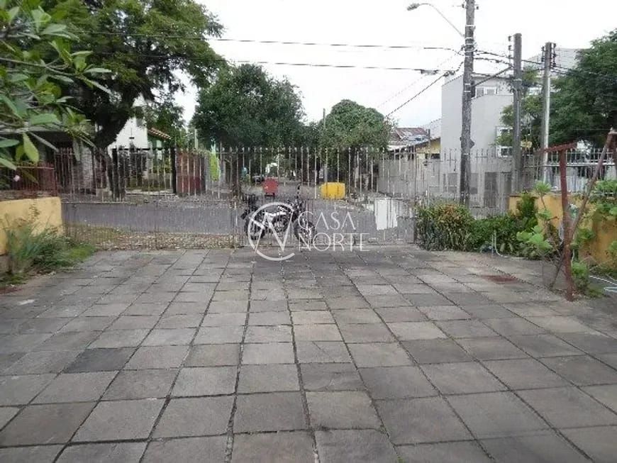 Casa à venda com 3 quartos, 180m², 1 suíte, 4 vagas, Rua Leopoldo Bettiol no bairro Jardim Sabará em Porto Alegre