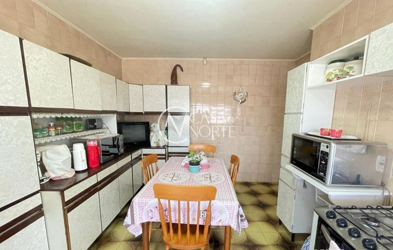 Casa à venda com 3 quartos, 190m², 1 suíte, 2 vagas, Rua Monte Flor no bairro Jardim Floresta em Porto Alegre