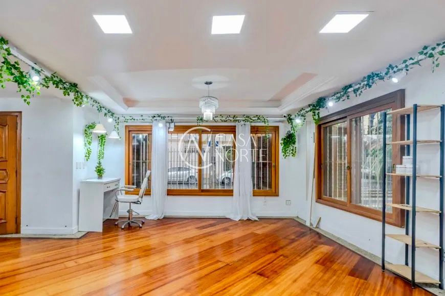 Casa à venda com 3 quartos, 201m², 2 suítes, 2 vagas, Rua Doutor Lossio no bairro Partenon em Porto Alegre