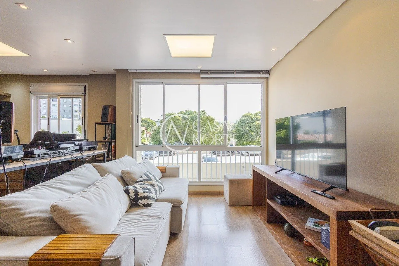 Apartamento à venda com 2 quartos, 73m², 1 suíte, 1 vaga, Rua Padre Todesco no bairro Partenon em Porto Alegre