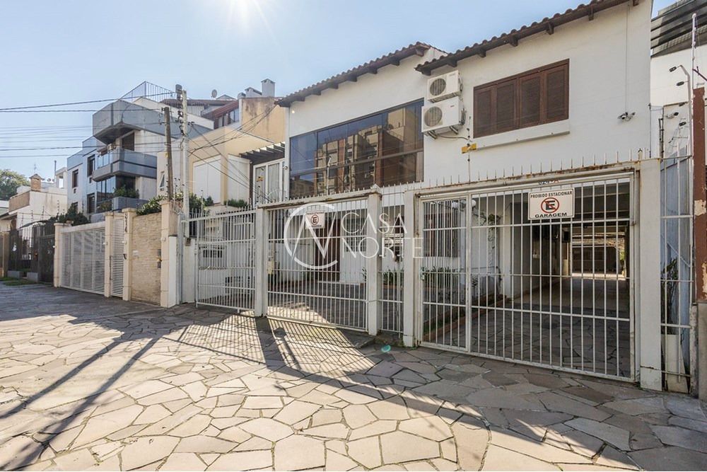 Casa à venda com 4 quartos, 344m², 2 suítes, 7 vagas, Rua Luzitana no bairro Higienópolis em Porto Alegre