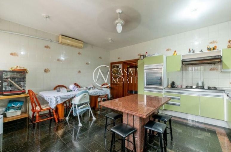 Casa à venda com 4 quartos, 400m², 3 suítes, 4 vagas, Rua Licínio Cardoso no bairro Chácara das Pedras em Porto Alegre