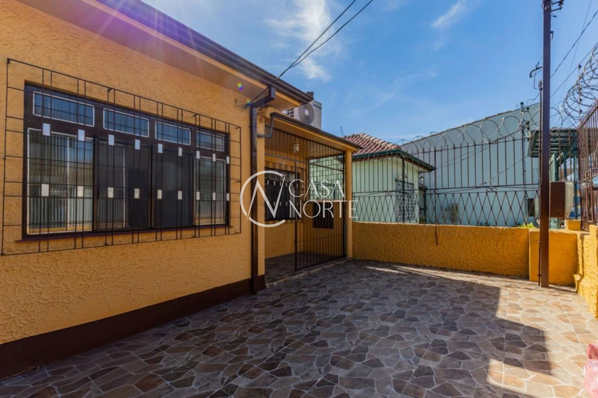 Casa à venda com 3 quartos, 116m², 2 vagas, Rua Irmão Weibert no bairro Vila João Pessoa em Porto Alegre