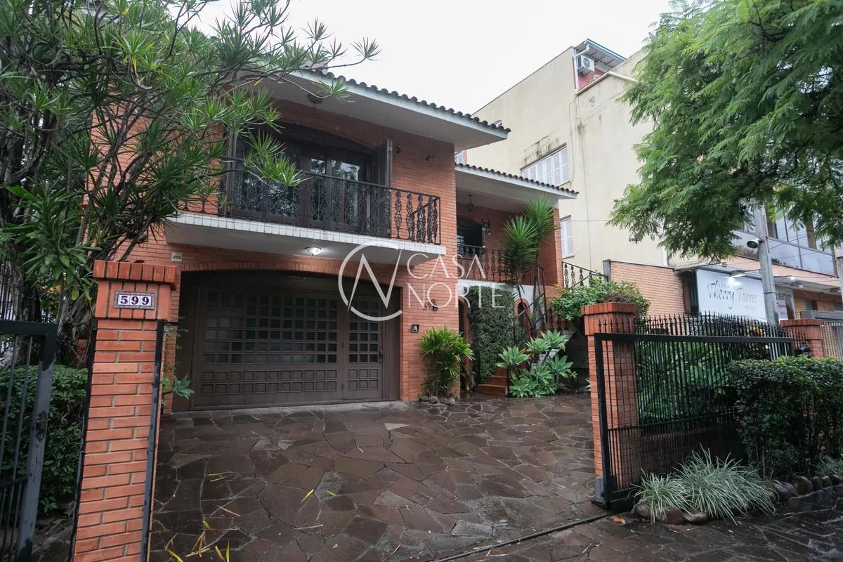 Casa à venda com 4 quartos, 280m², 1 suíte, 1 vaga, Rua Eudoro Berlink no bairro Auxiliadora em Porto Alegre