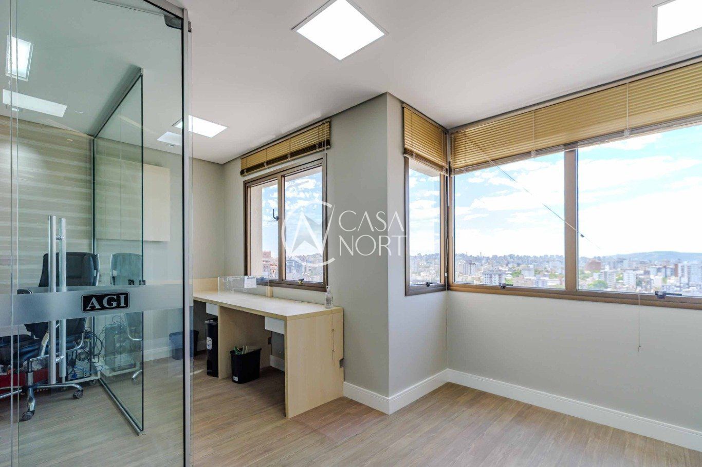 Sala Comercial à venda com 2 quartos, 74m², 2 vagas, Avenida Borges de Medeiros no bairro Praia de Belas em Porto Alegre