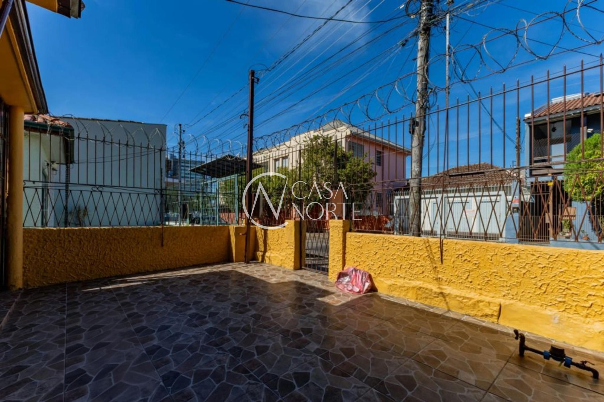 Casa à venda com 3 quartos, 116m², 2 vagas, Rua Irmão Weibert no bairro Vila João Pessoa em Porto Alegre