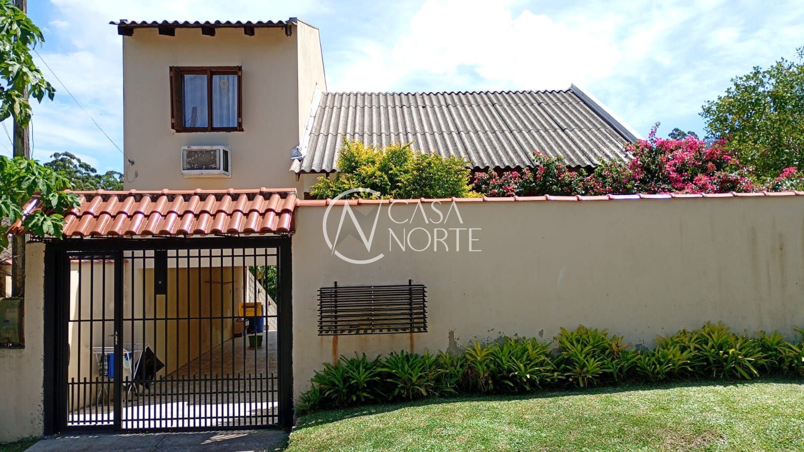 Casa à venda com 2 quartos, 120m², 2 vagas, Beco do Coqueiros no bairro Lomba do Pinheiro em Porto Alegre