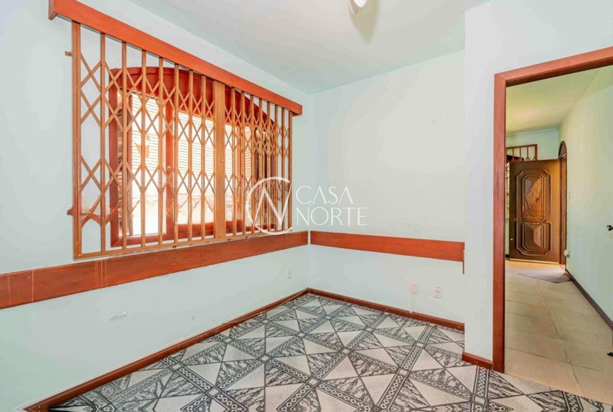 Casa à venda com 2 quartos, 150m², 7 vagas, Rua dos Guenoas no bairro Guarujá em Porto Alegre