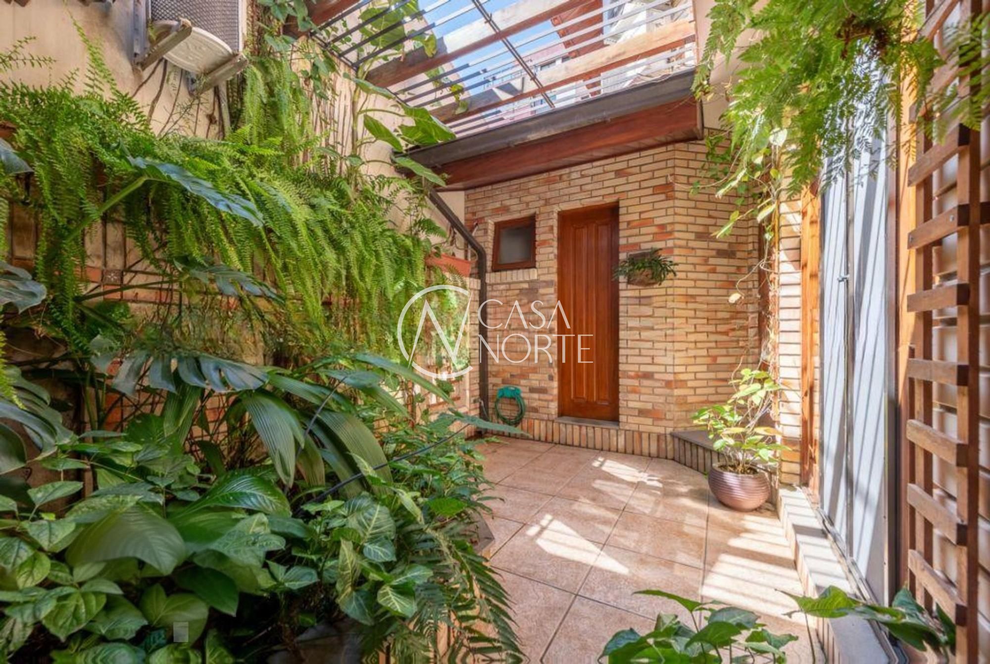 Casa à venda com 5 quartos, 360m², 2 suítes, 2 vagas, Rua Henrique Scliar no bairro Jardim Itu em Porto Alegre