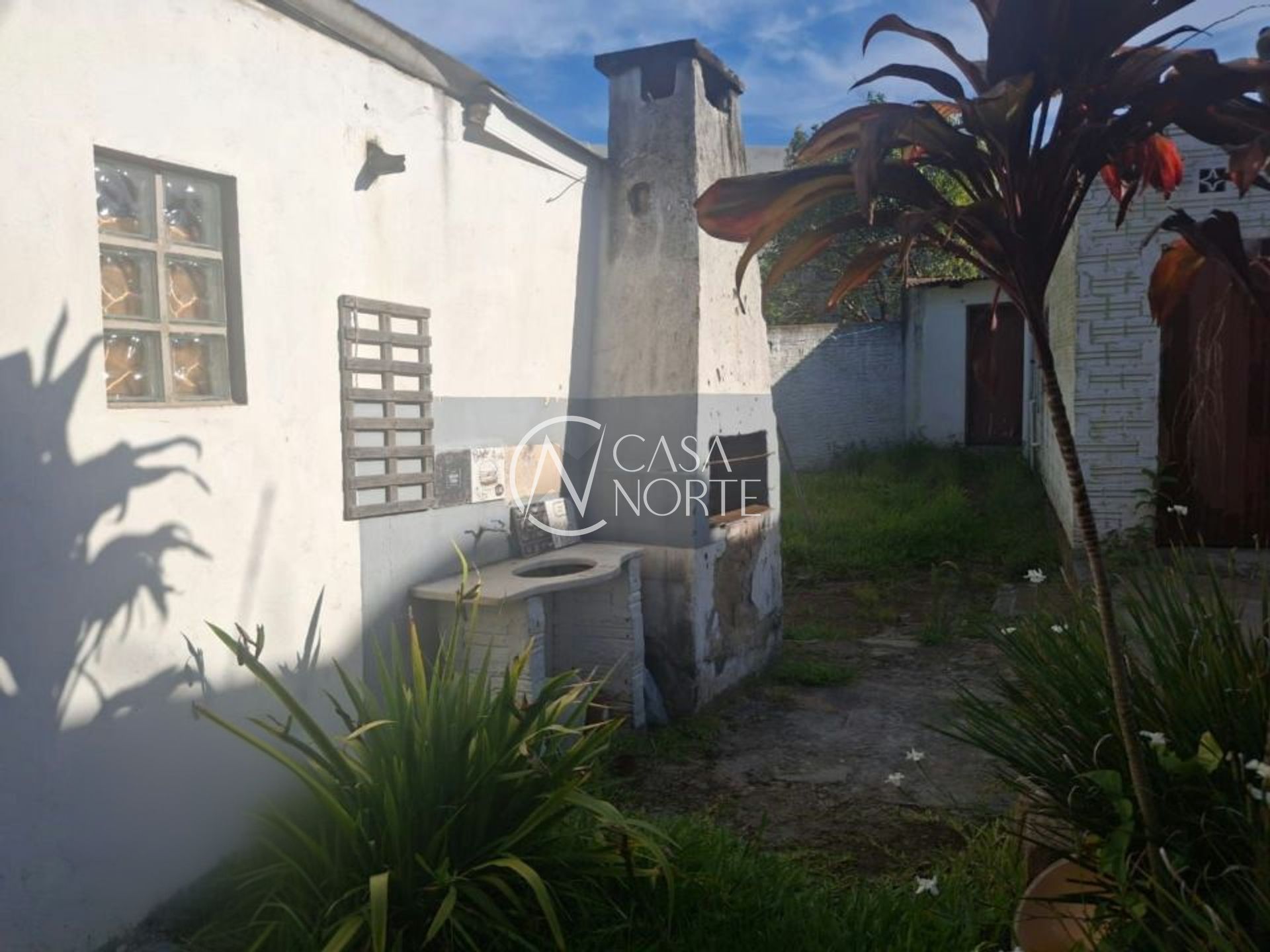 Casa à venda com 2 quartos, 90m², 3 vagas, Rua Afonso Arinos no bairro Camaquã em Porto Alegre