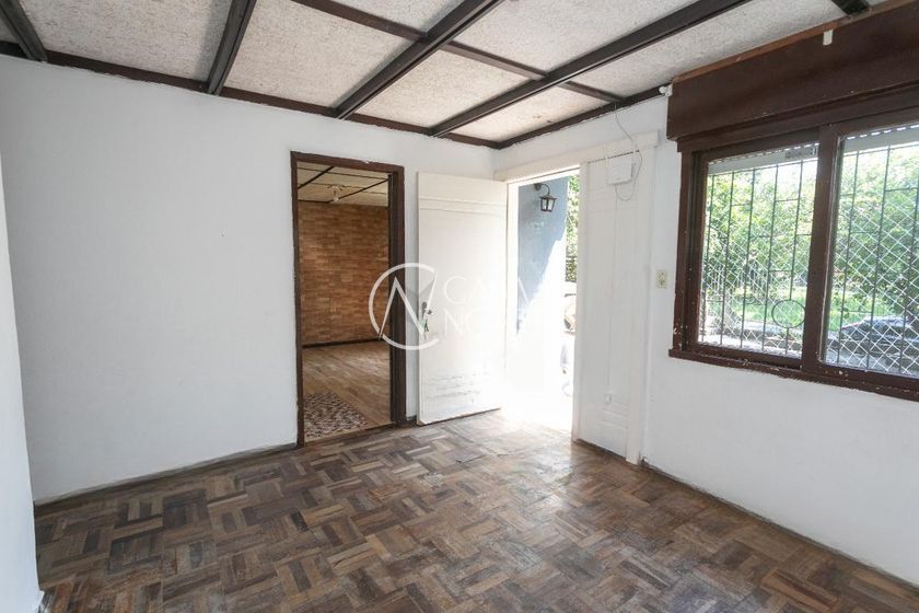 Casa à venda com 3 quartos, 54m², 2 vagas, Avenida Gamal Abdel Nasser no bairro Rubem Berta em Porto Alegre