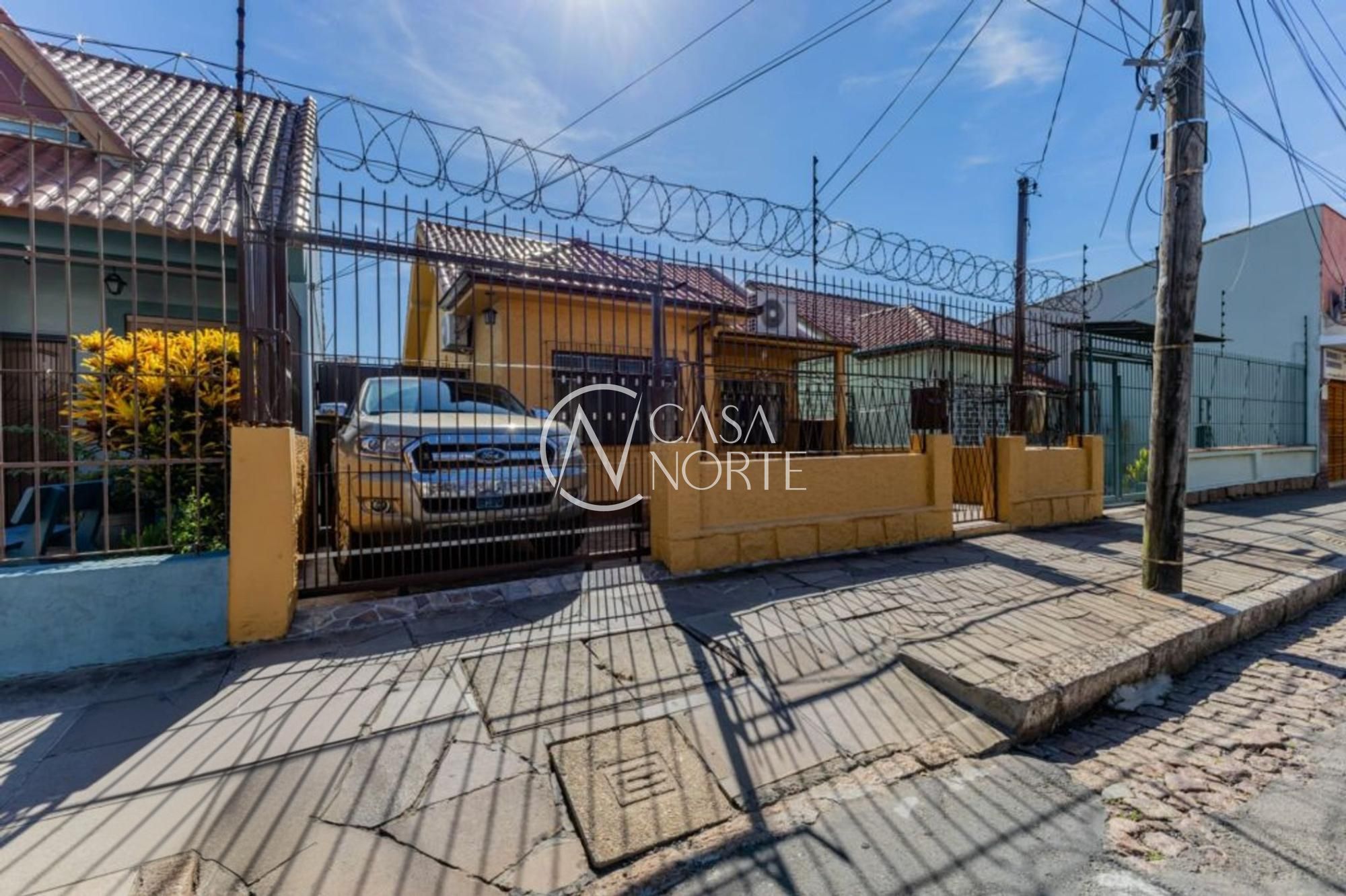 Casa à venda com 3 quartos, 116m², 2 vagas, Rua Irmão Weibert no bairro Vila João Pessoa em Porto Alegre