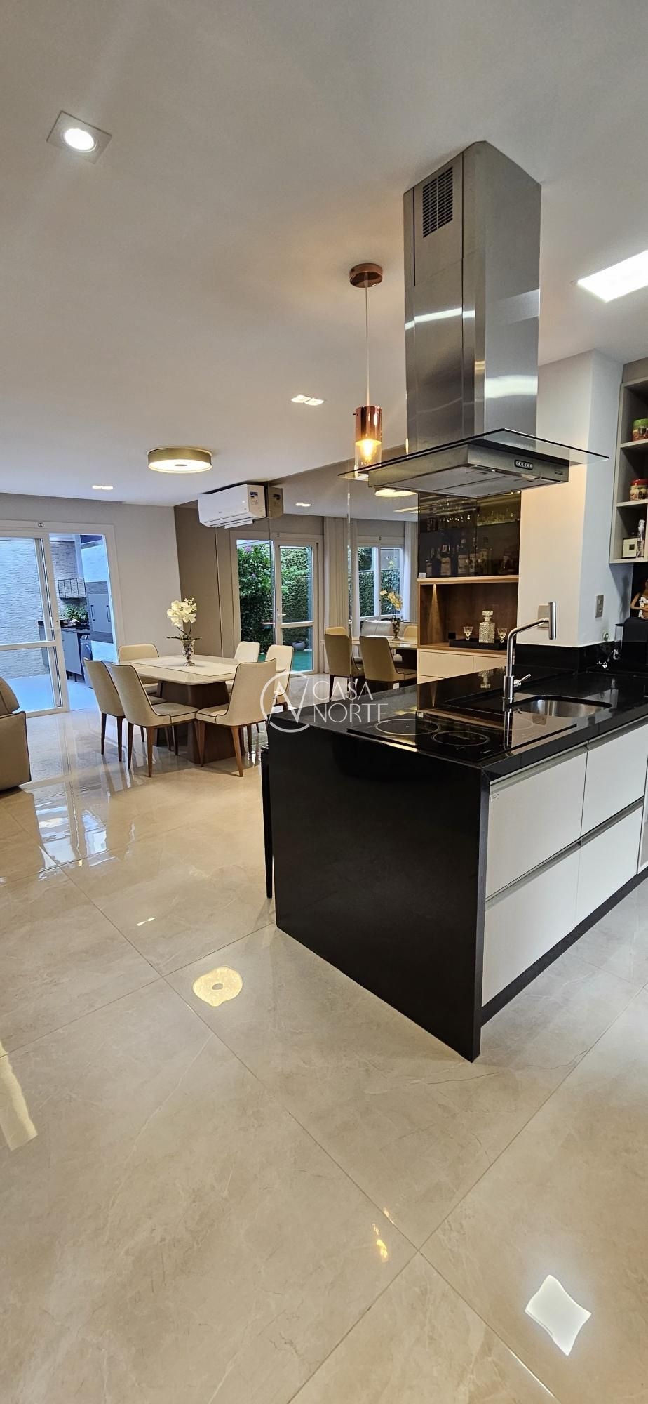 Casa de Condomínio à venda com 3 quartos, 195m², 3 suítes, 2 vagas, Rua Gralha Azul no bairro Jardim Carvalho em Porto Alegre